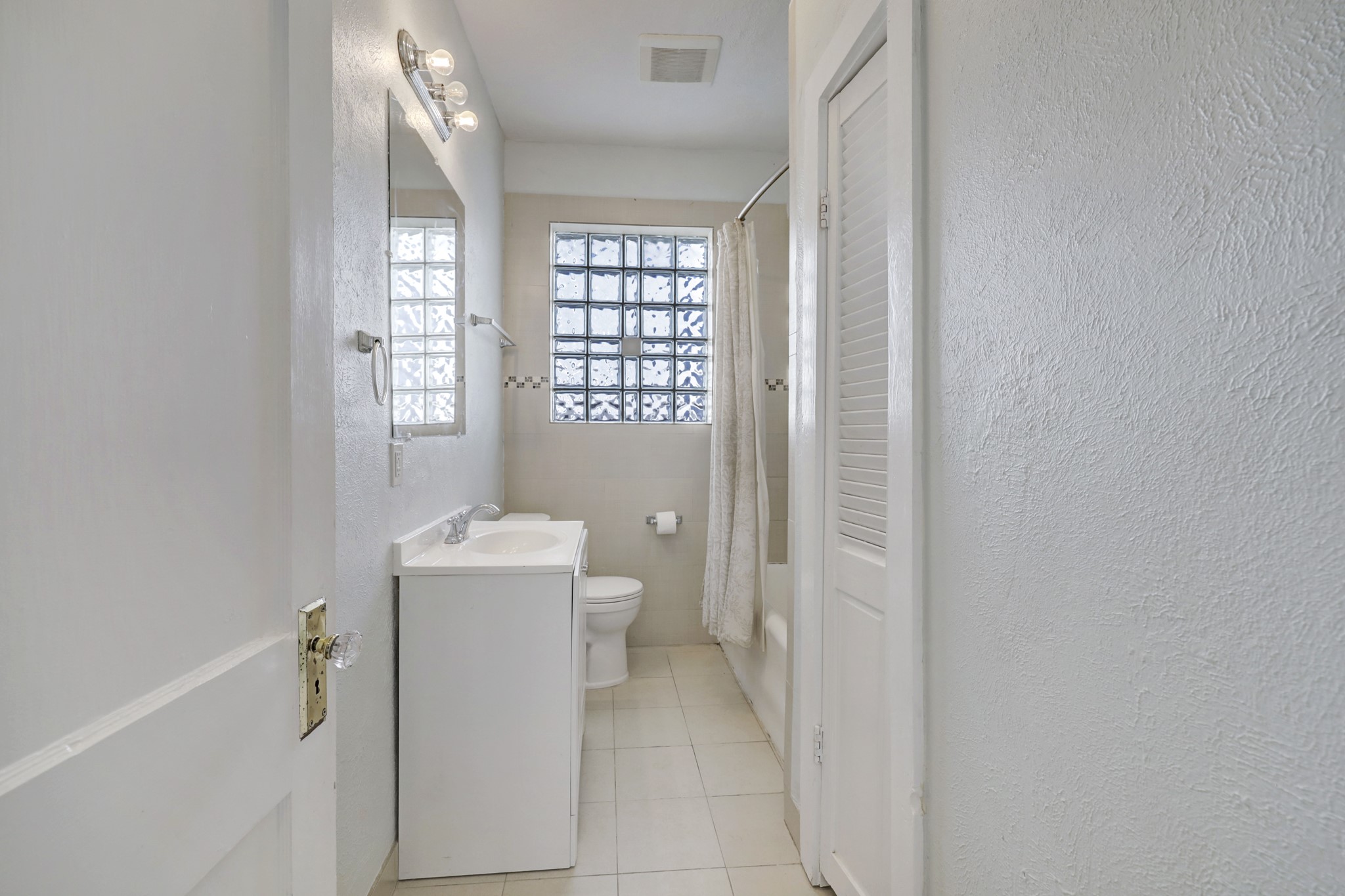 1649 West Main Street, Unit 3 Houston, TX 77006 - Photo 18 of 21 a bathroom with a sink toilet and tub