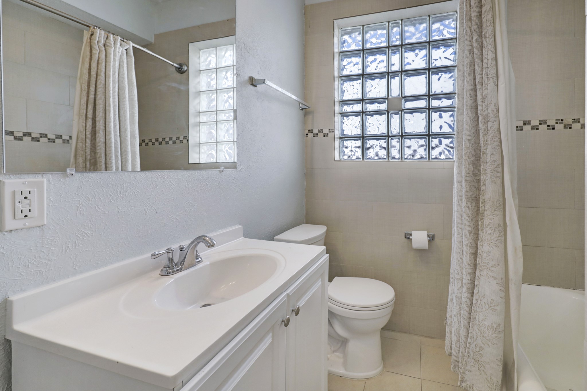 1649 West Main Street, Unit 3 Houston, TX 77006 - Photo 19 of 21 a bathroom with a sink toilet and a window