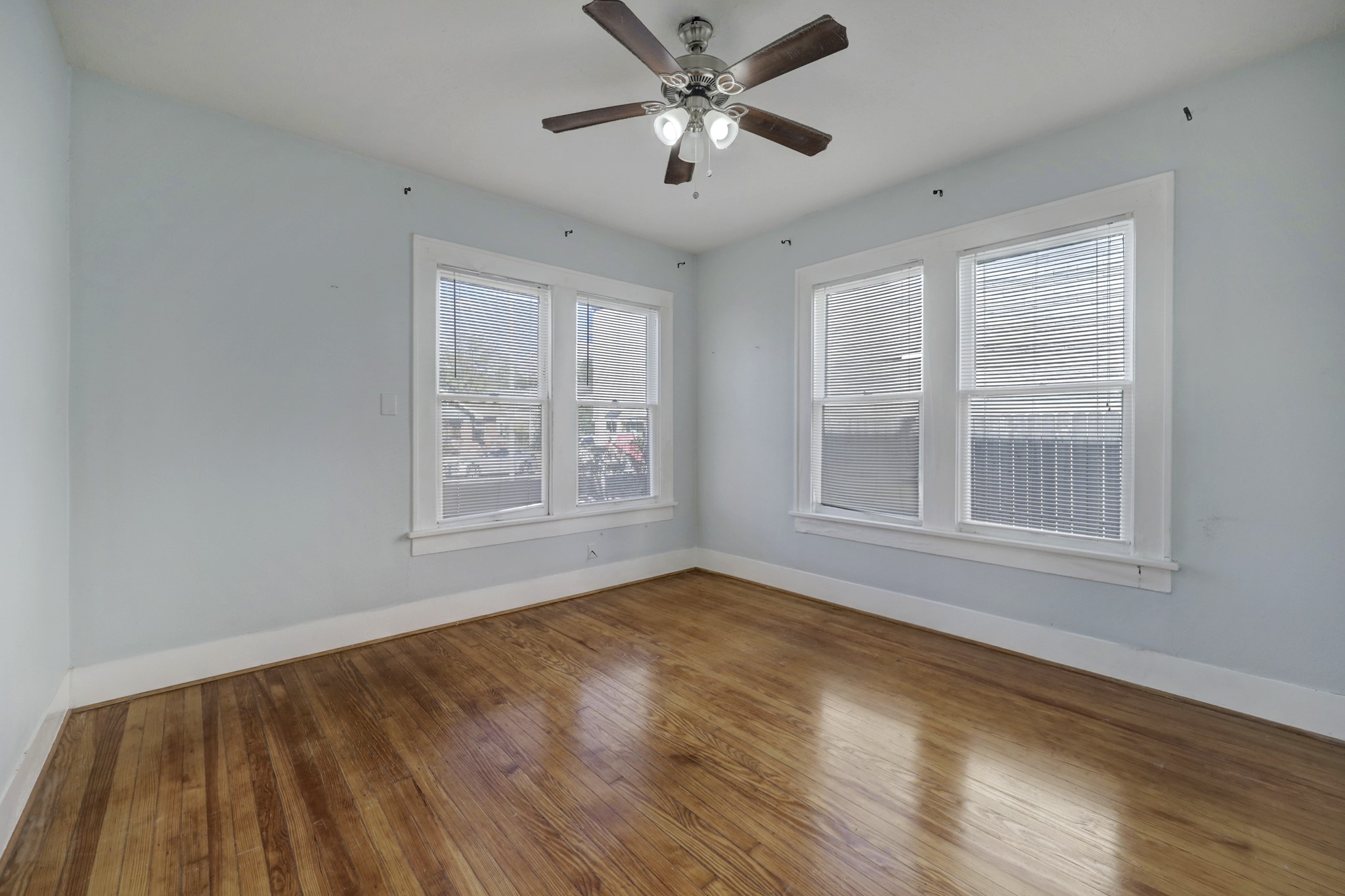 1649 West Main Street, Unit 3 Houston, TX 77006 - Photo 20 of 21 a view of room with window and ceiling fan