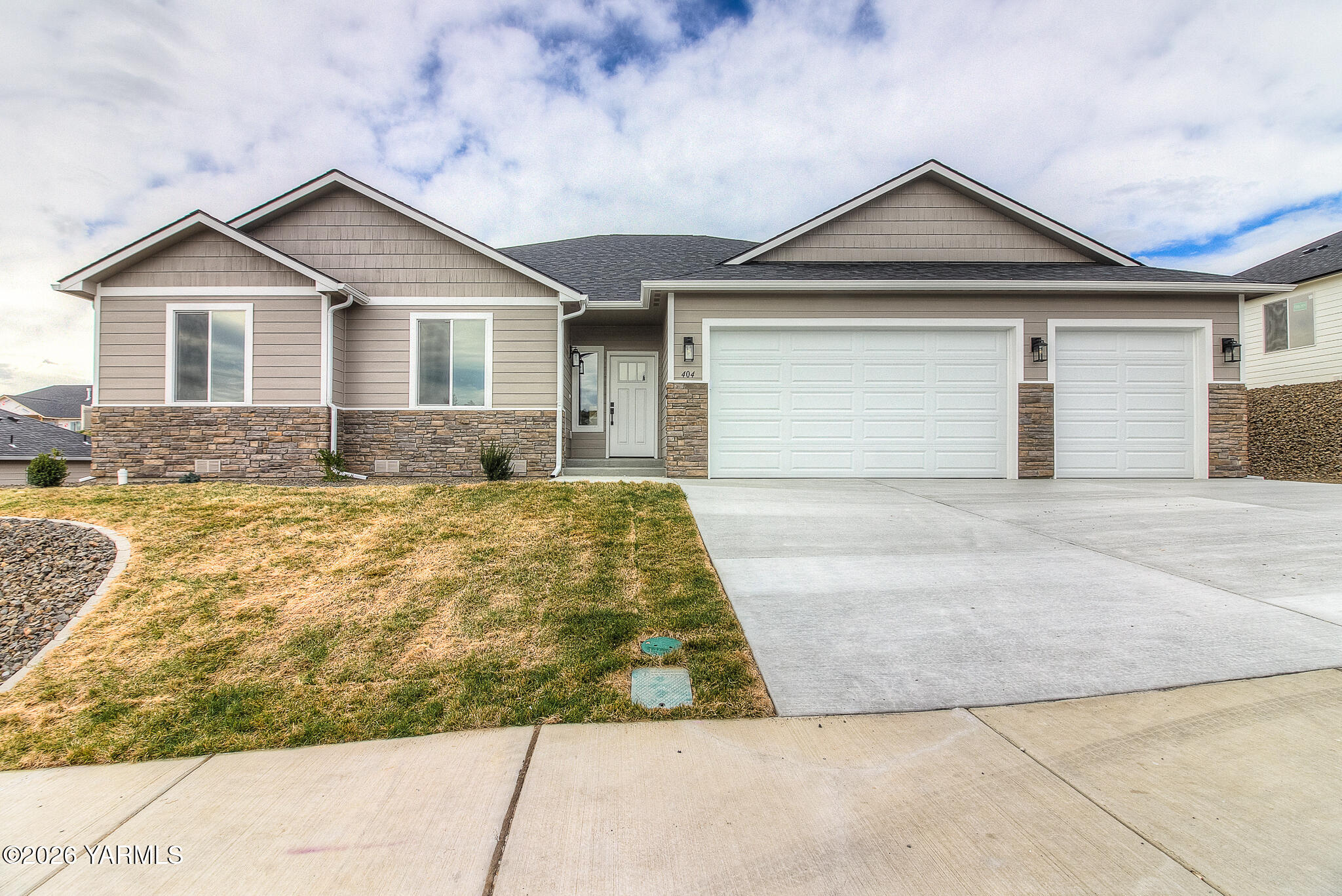404 South 90th Avenue Yakima, WA 98908 - Photo 1 of 20 a front view of a house with a yard