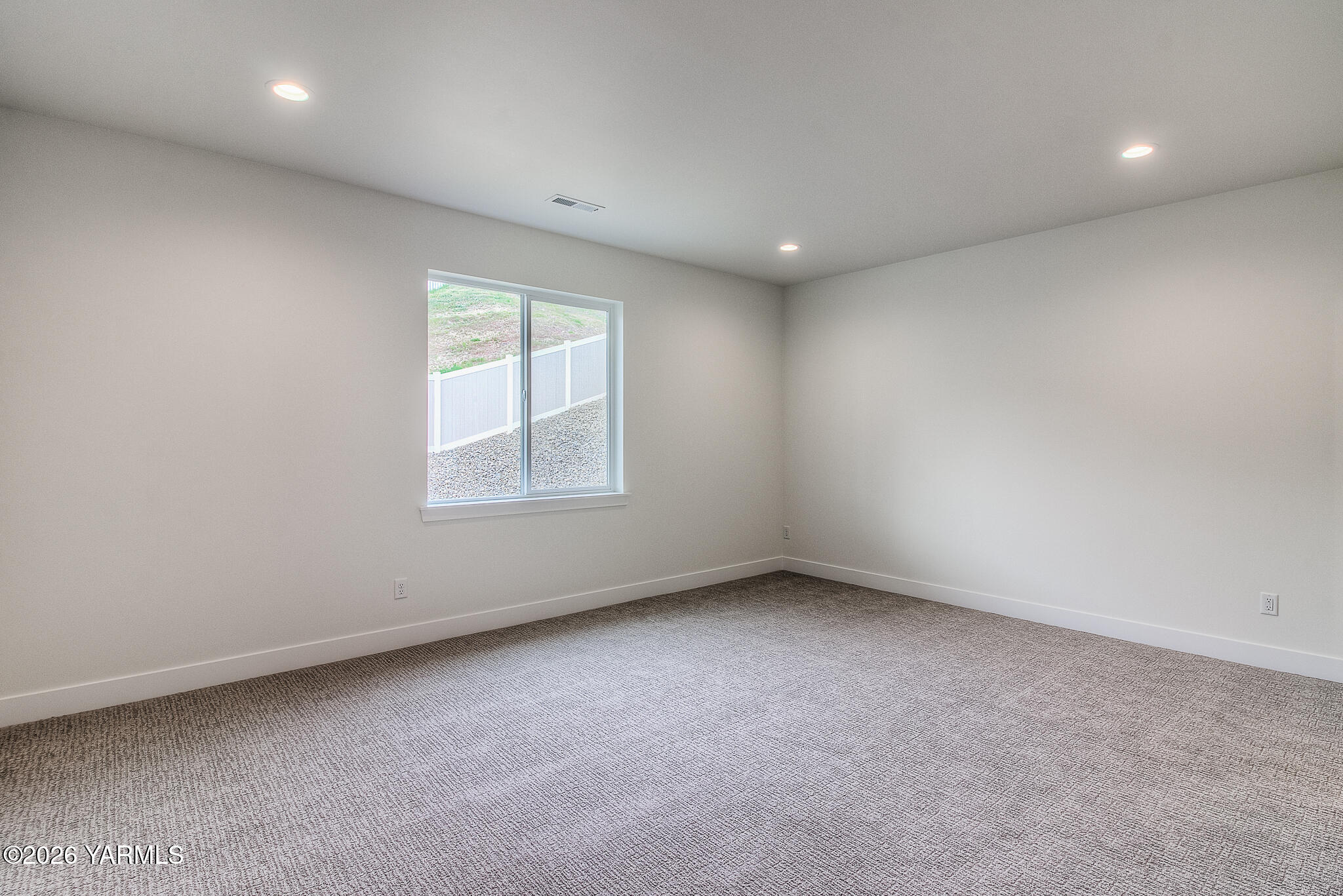 404 South 90th Avenue Yakima, WA 98908 - Photo 15 of 20 an empty room with a window