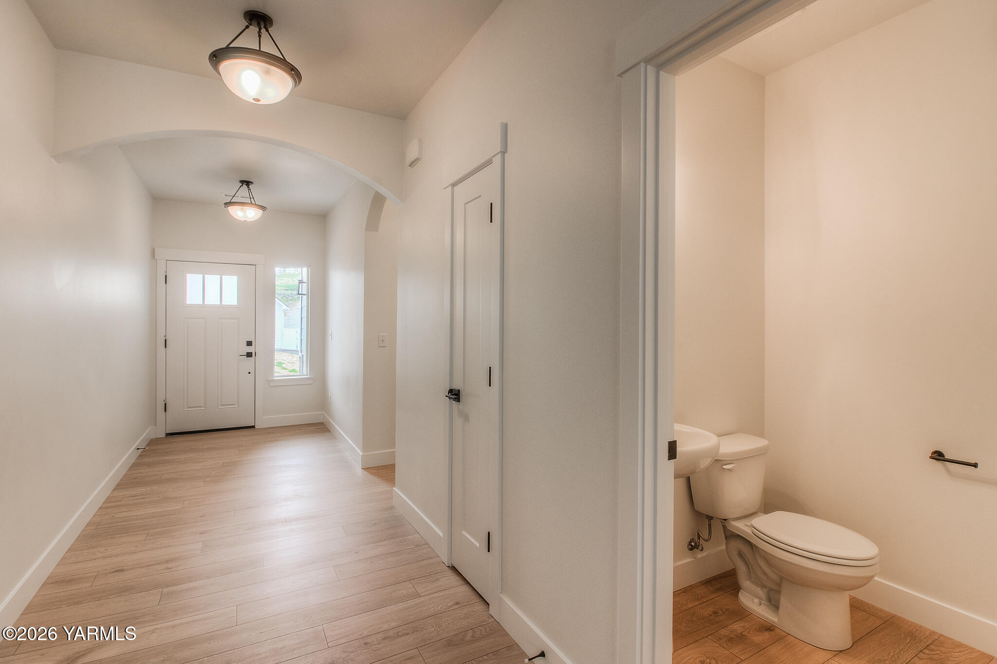 404 South 90th Avenue Yakima, WA 98908 - Photo 2 of 20 a bathroom with a toilet sink and a mirror
