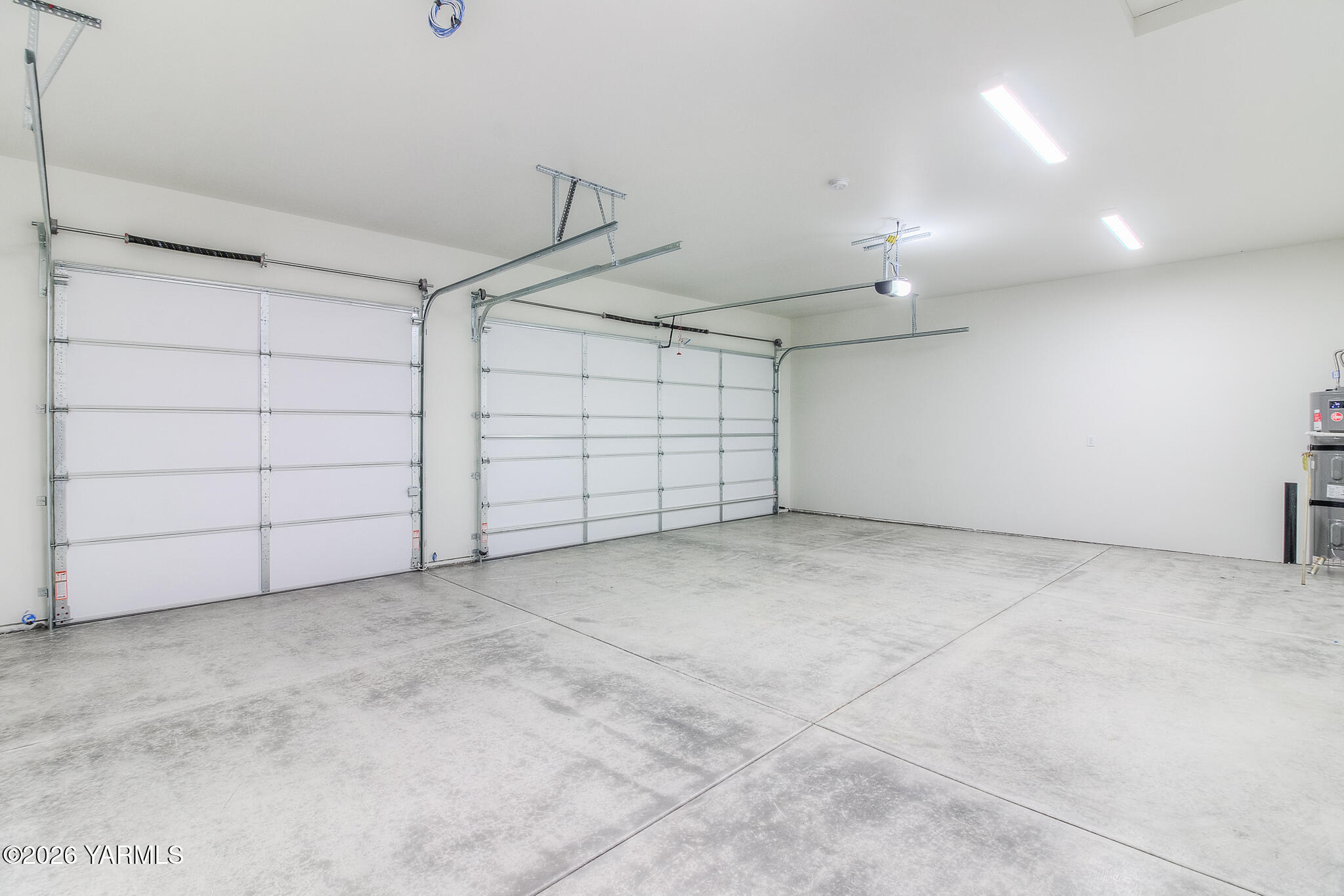404 South 90th Avenue Yakima, WA 98908 - Photo 3 of 20 a view of a garage