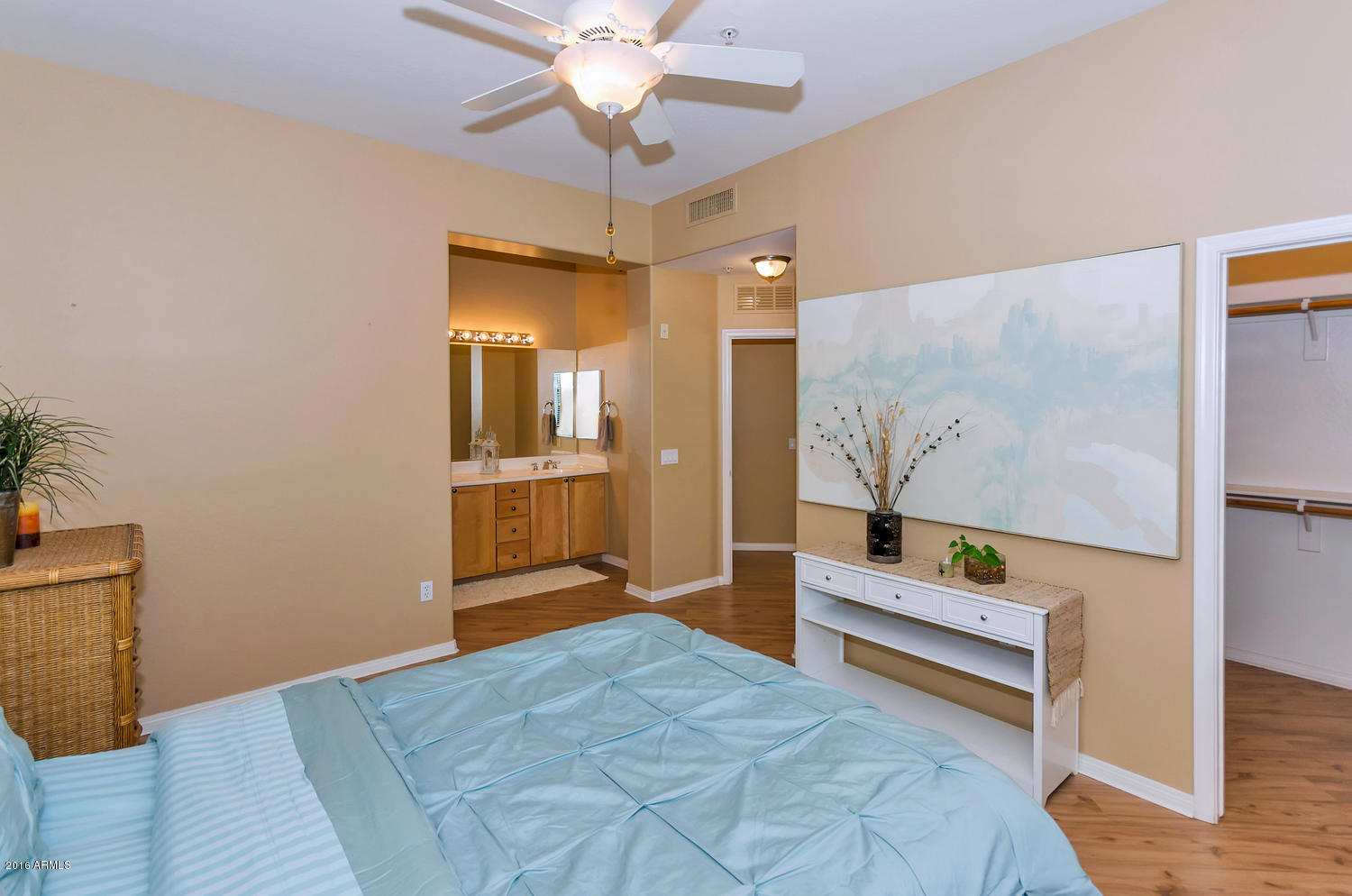4488 East Thomas Road, Unit 2014 Phoenix, AZ 85018 - Photo 18 of 31 18 - 2nd Master Suite into Private Bath