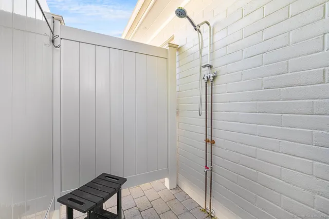 a view of a house with backyard and garden