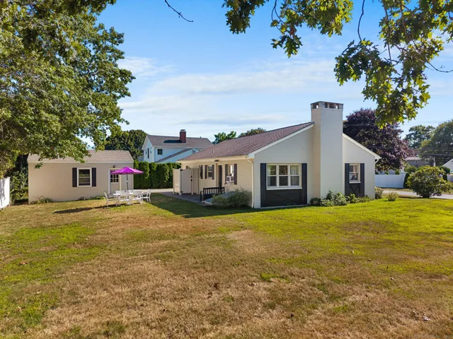 a view of a yard in front of the house