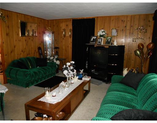 22 Bailey Road Deemston, PA 15333 - Photo 3 of 5 Living Room.
