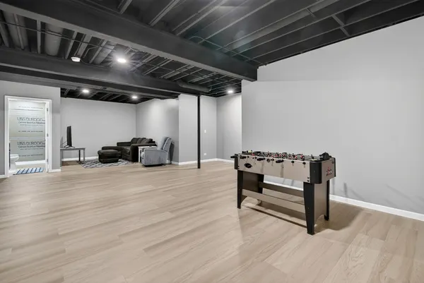 a view of livingroom with furniture