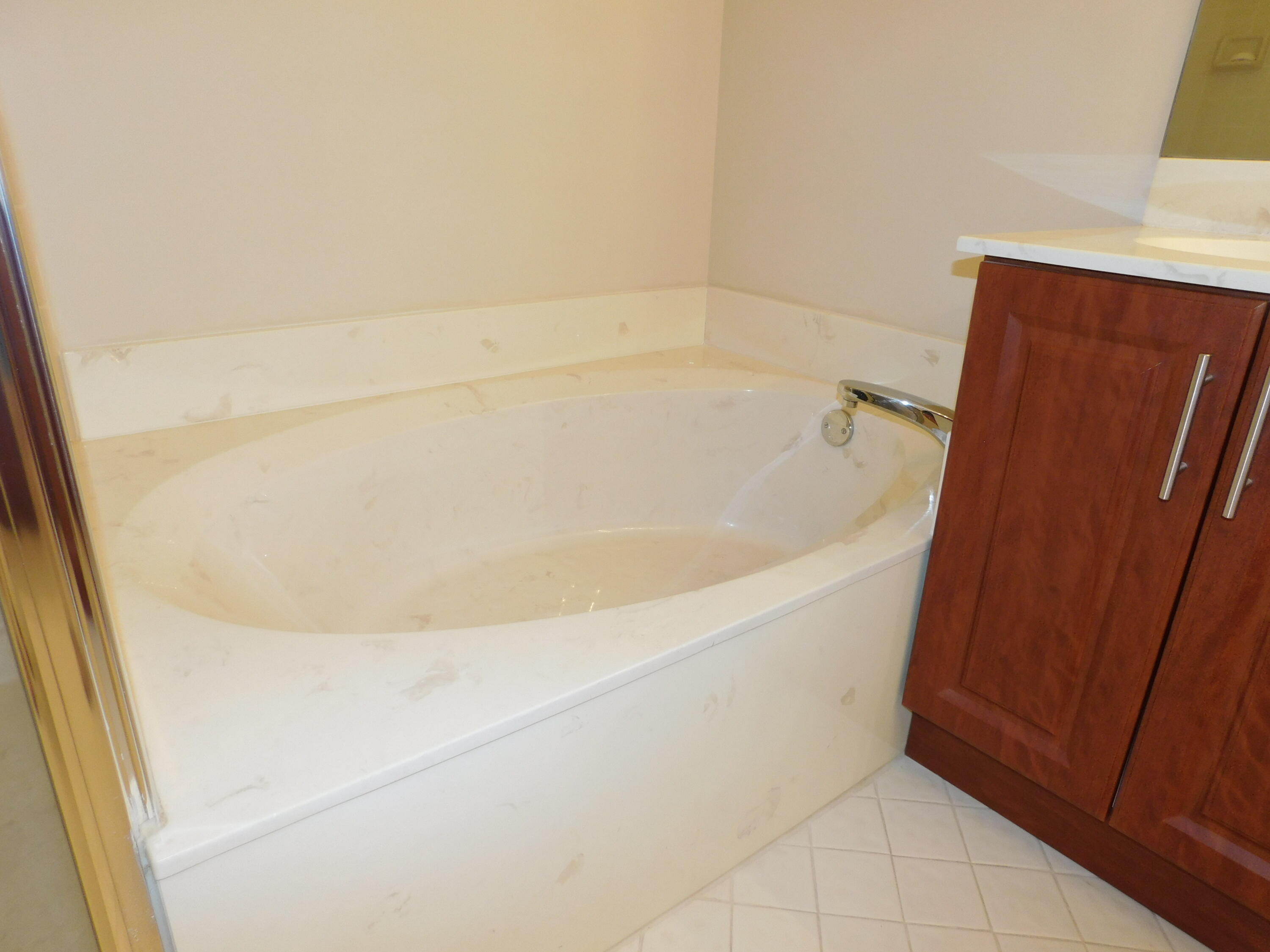 5235 Europa Drive, Unit E Boynton Beach, FL 33437 - Photo 18 of 57 Roman Tub