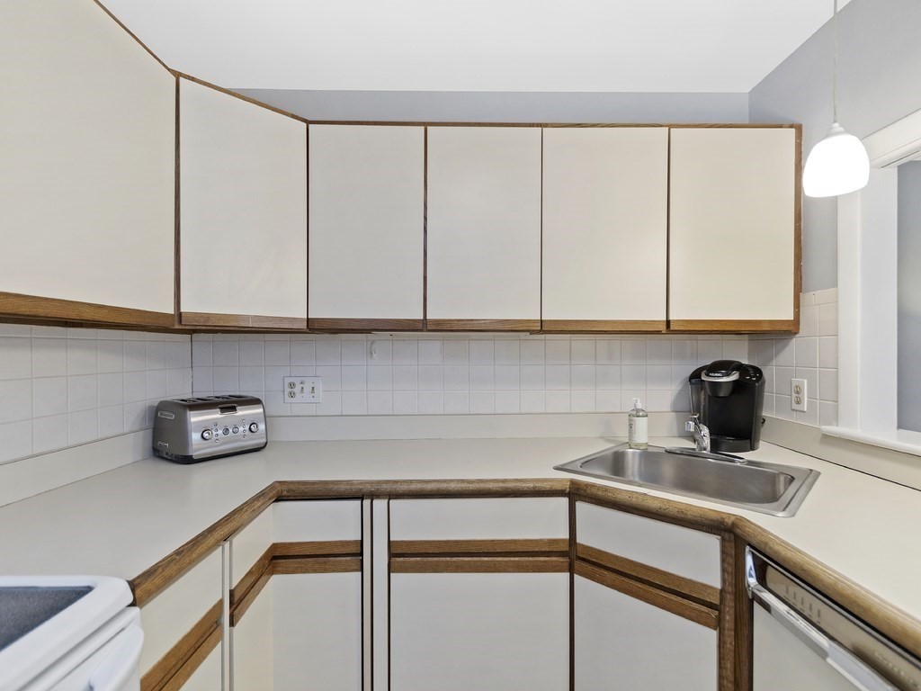 57 Jacqueline Road, Unit 10 Waltham, MA 02452 - Photo 8 of 33 Gallery Image 8