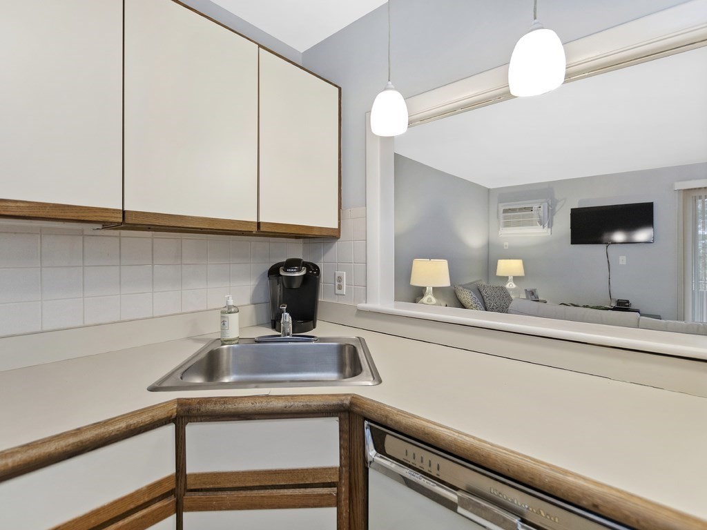 57 Jacqueline Road, Unit 10 Waltham, MA 02452 - Photo 9 of 33 Gallery Image 9