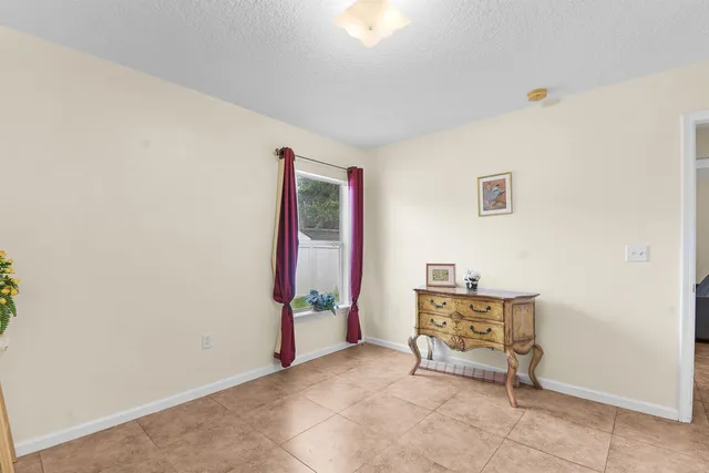 a view of livingroom with furniture