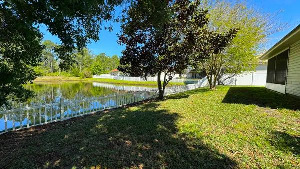 a view of entryway with sitting area