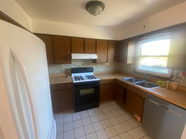 $2,000 | 3553 North Neenah Avenue, Unit 201, Chicago, IL 60634