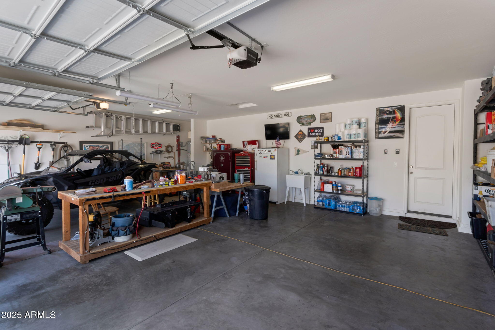 6025 North Hanover Court Rimrock, AZ 86335 - Photo 23 of 30 Garage