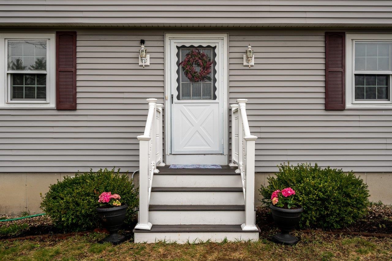 46 Labrador Drive Rochester, NH 03867 - Photo 2 of 39