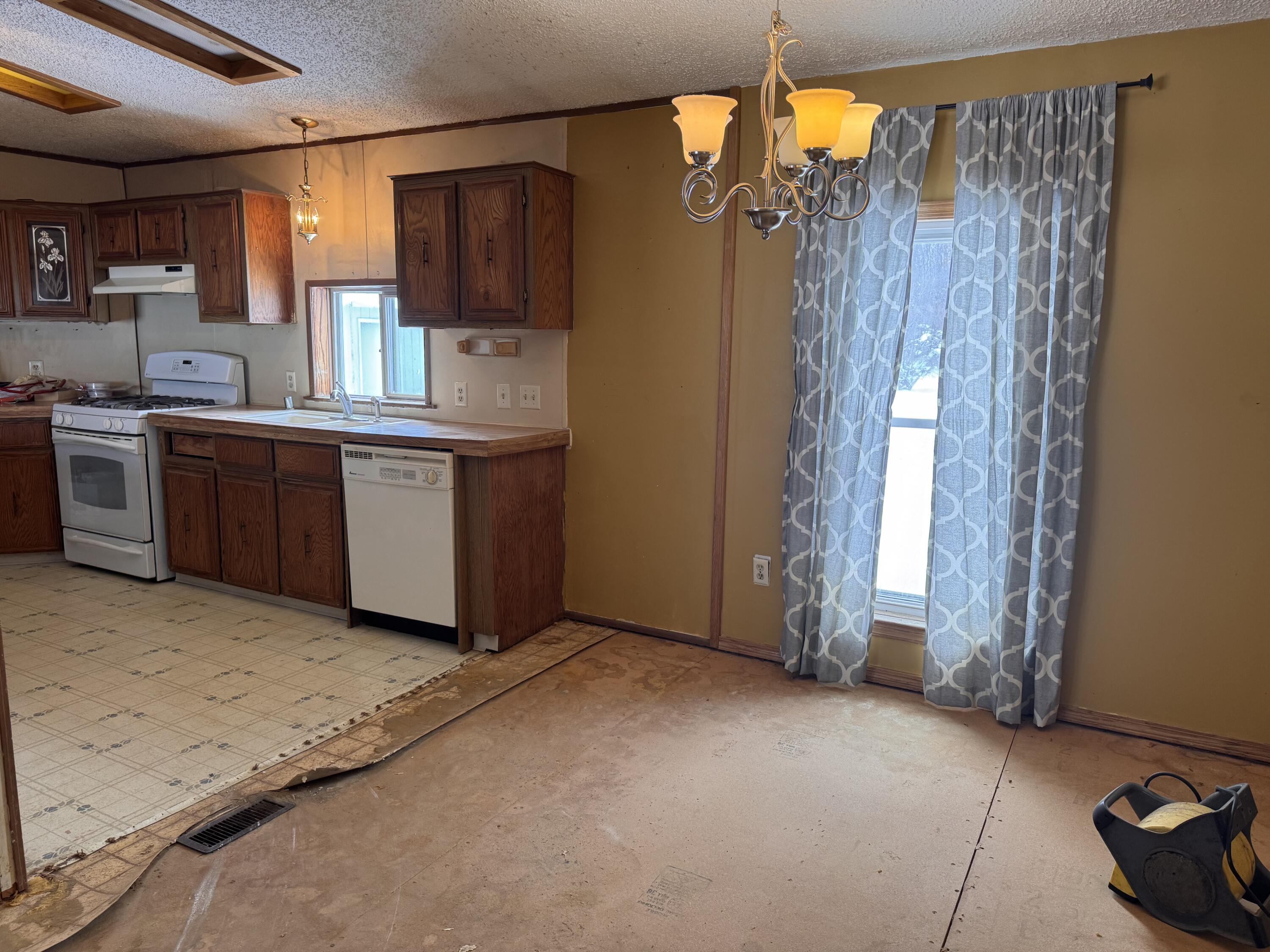 3899 Fruit Ridge Avenue Northwest Grand Rapids, MI 49544 - Photo 7 of 27 dining room