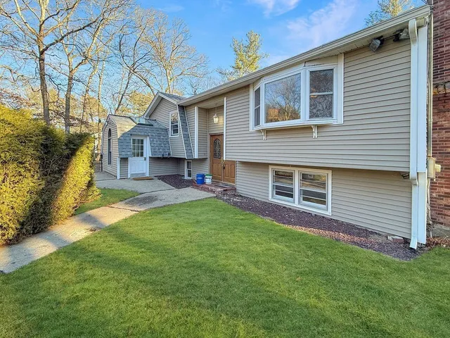 $555,000 | 8 Cheney Drive, Hudson, NH 03051