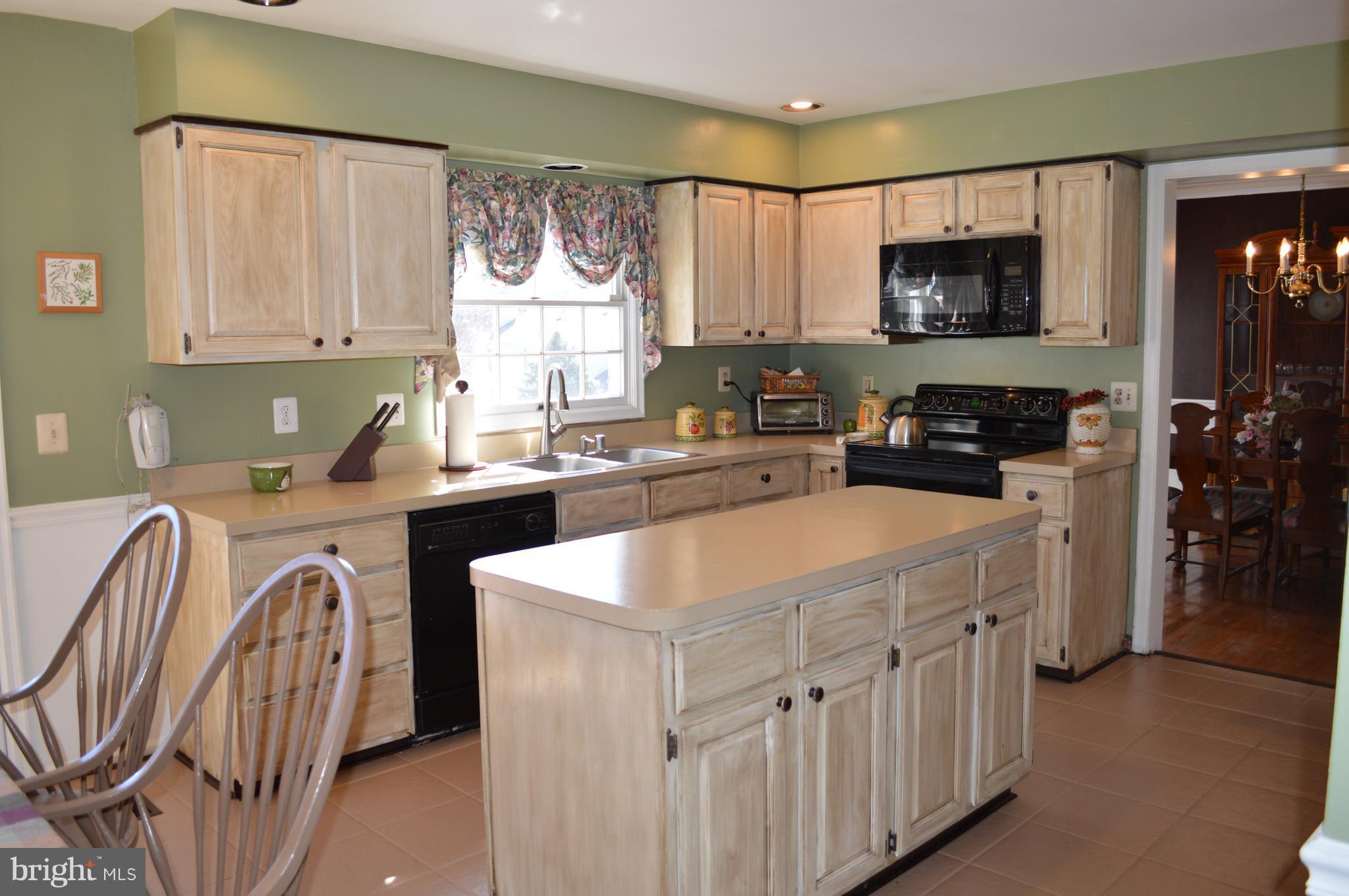 12547 Rock Ridge Road Herndon, VA 20170 - Photo 4 of 30 Kitchen with Island