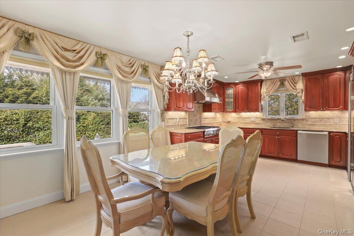 7 Greystone Circle Bronxville, NY 10708 - Photo 12 of 30 Eat-in kitchen.