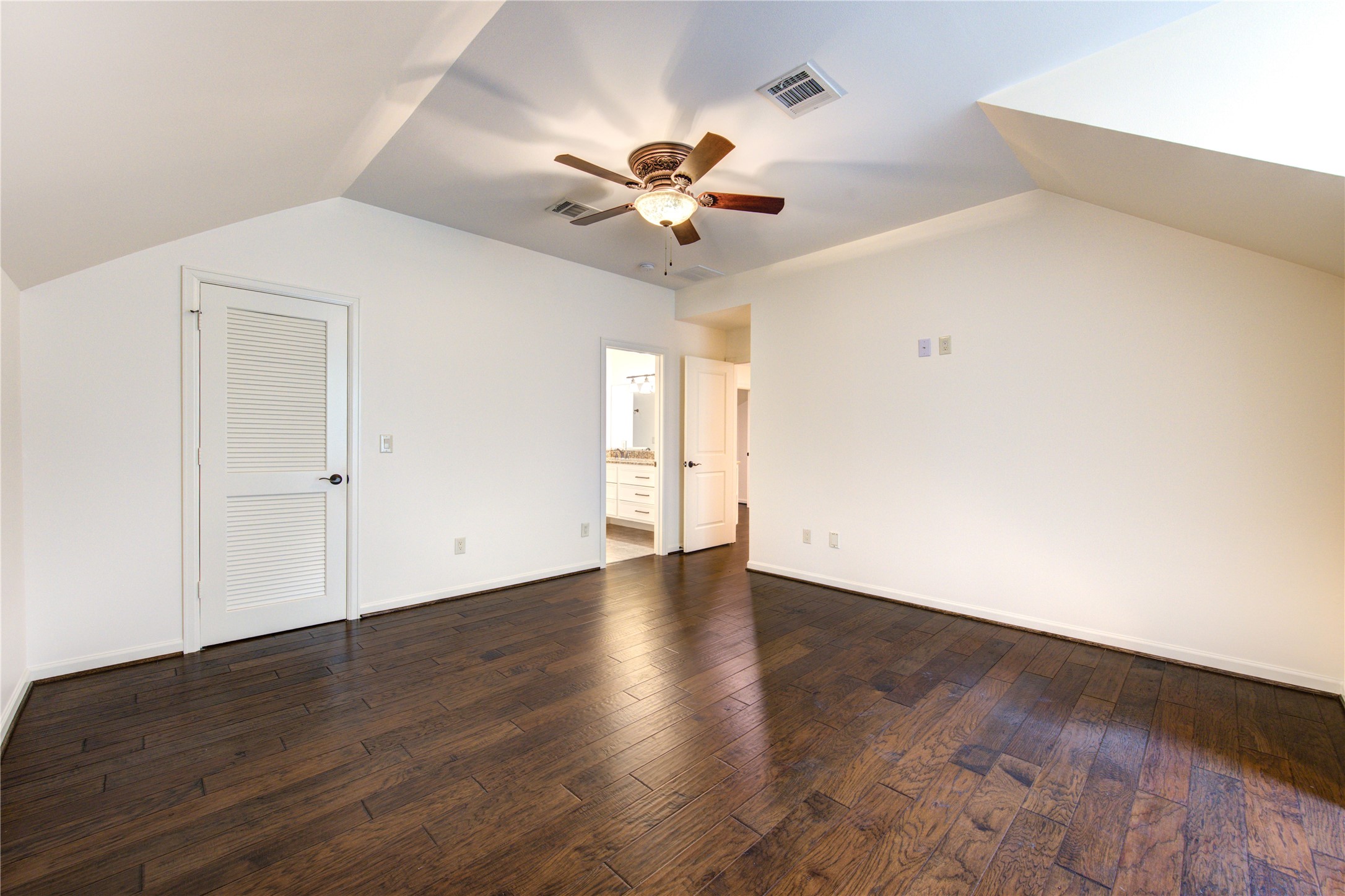 4615 Laurel Street Bellaire, TX 77401 - Photo 35 of 48 Another view to ensuite bathroom and walk-in closet.