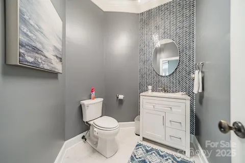 a view of entryway with livingroom