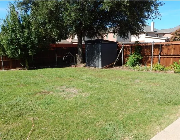 a view of a backyard