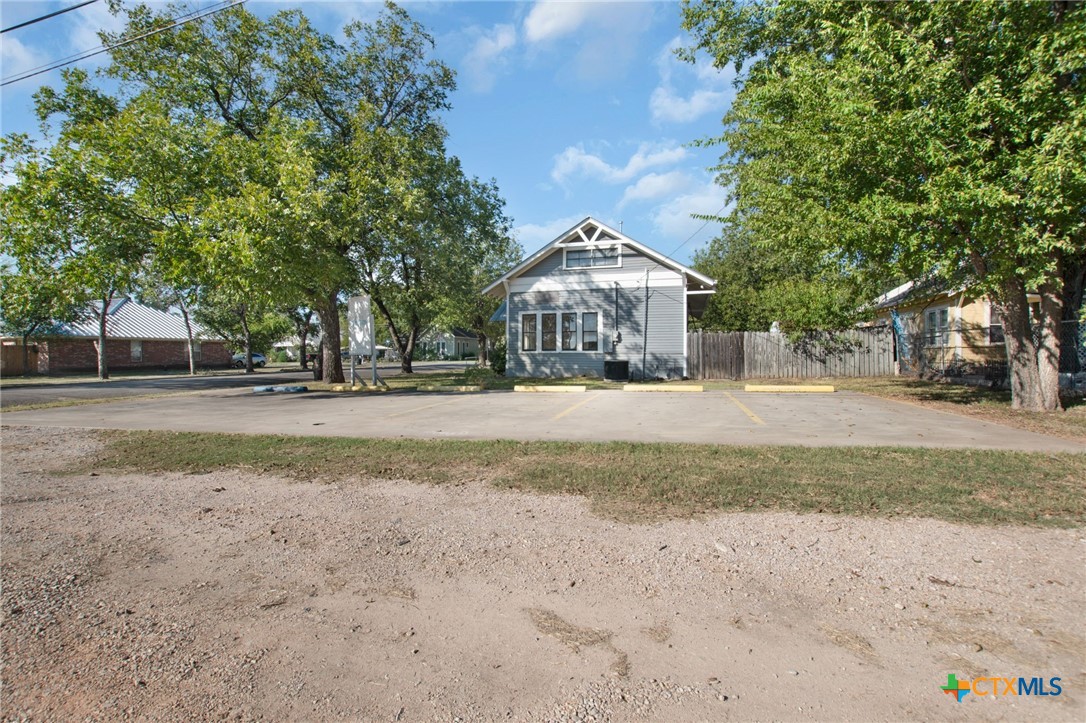 107 West 5th Street Lampasas, TX 76550 - Photo 5 of 32