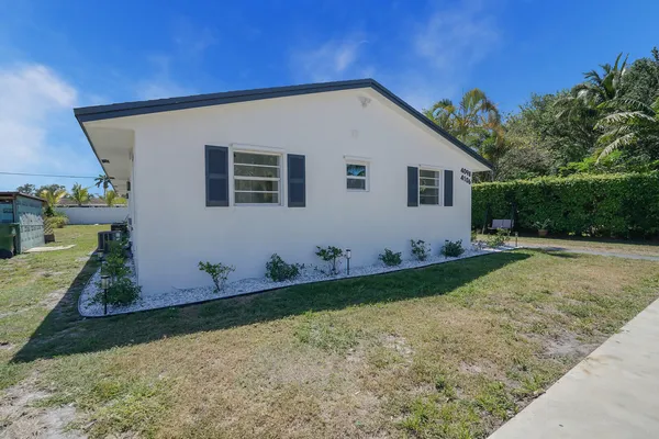 $2,500 | 4098 Linda Lane, Palm Springs, FL 33406