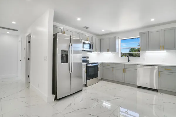 $2,500 | 4098 Linda Lane, Palm Springs, FL 33406