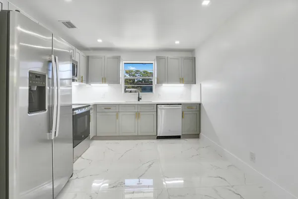 $2,500 | 4098 Linda Lane, Palm Springs, FL 33406