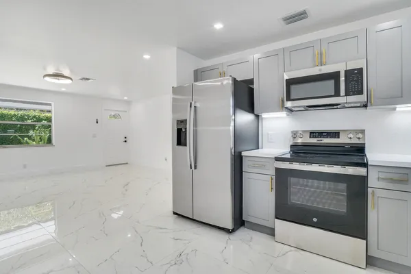 $2,500 | 4098 Linda Lane, Palm Springs, FL 33406