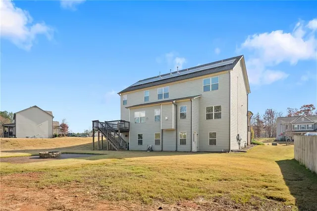 a view of a house with yard