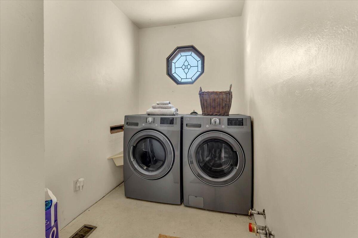 846 Rio Street Red Bluff, CA 96080 - Photo 33 of 73 a utility room with dryer and washer