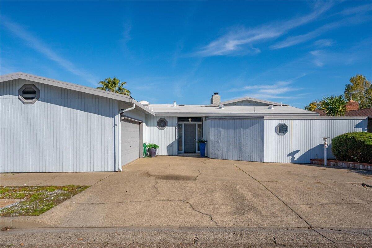 846 Rio Street Red Bluff, CA 96080 - Photo 54 of 73 a view of a white house with a big yard and potted plants