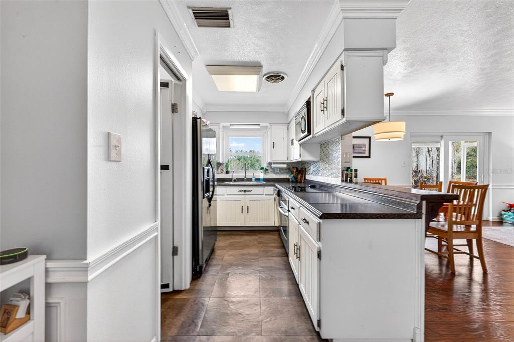 16330 Hanna Road Lutz, FL 33549 - Photo 13 of 63