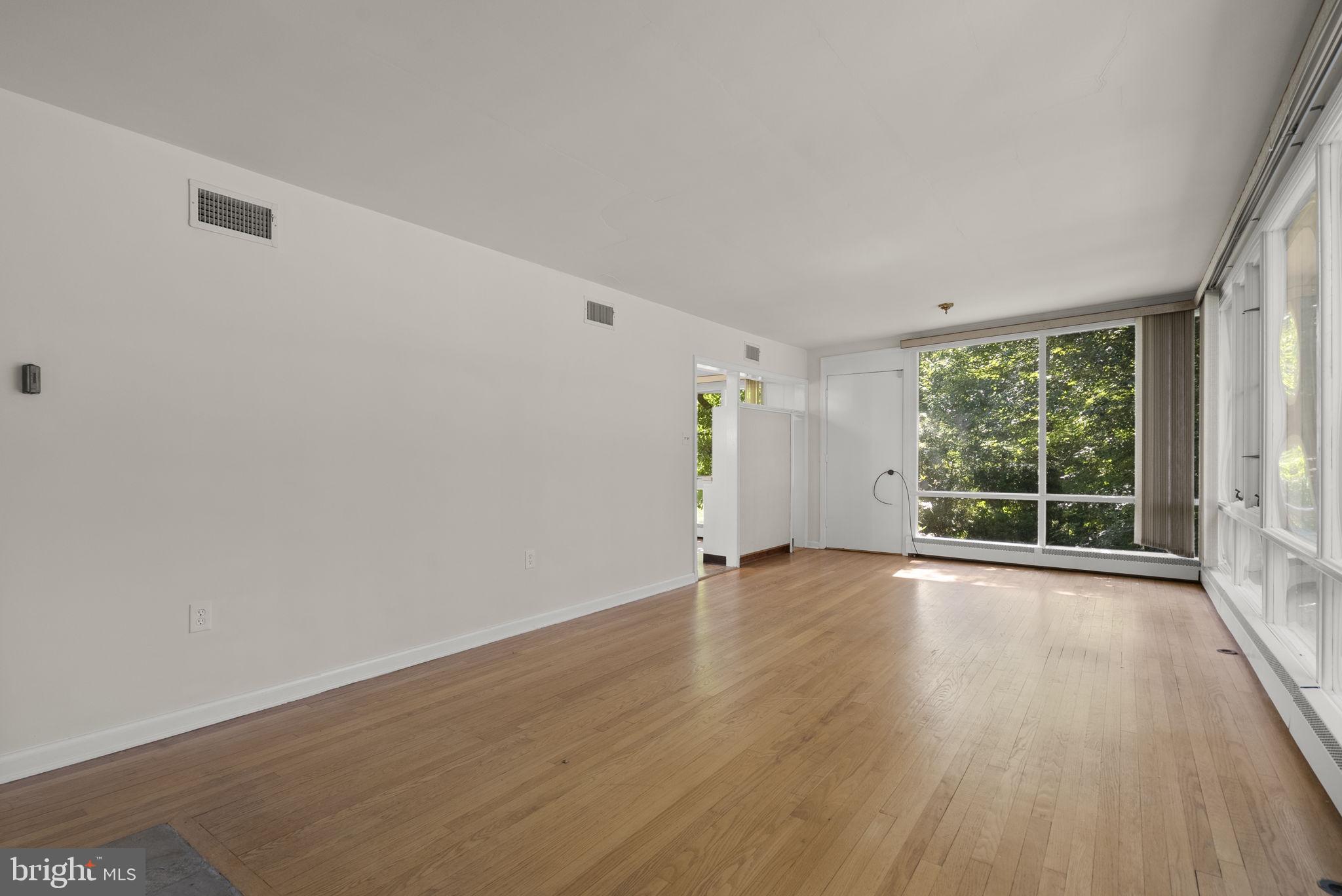 4376 Rte 97 Avenue Brookeville, MD 20833 - Photo 6 of 70 Living Room