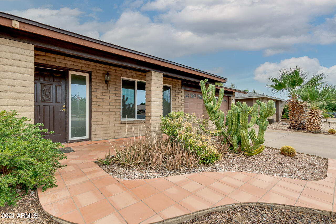 4215 West Dailey Street Phoenix, AZ 85053 - Photo 4 of 32 a front view of a house