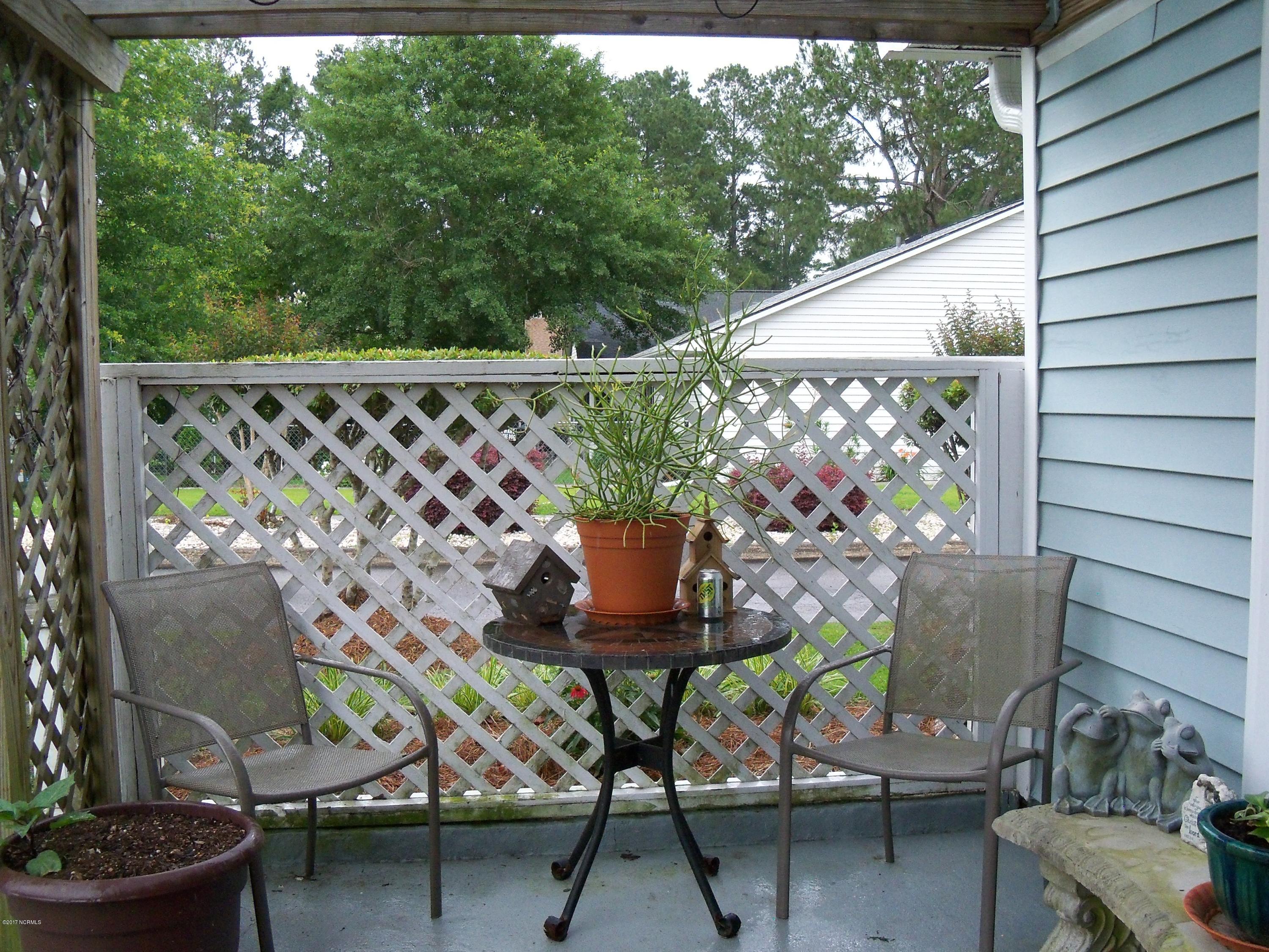 126 Pirates Road New Bern, NC 28562 - Photo 8 of 24 Breakfast area on back Patio