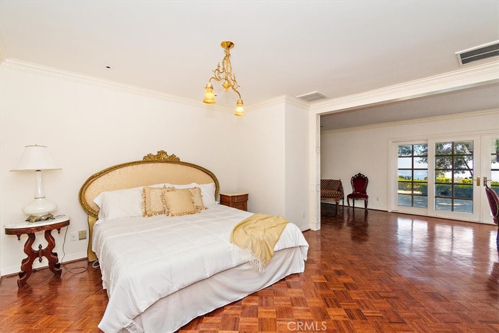 2 Quail Ridge Road South Rolling Hills, CA 90274 - Photo 26 of 67 a bedroom with a bed and a table