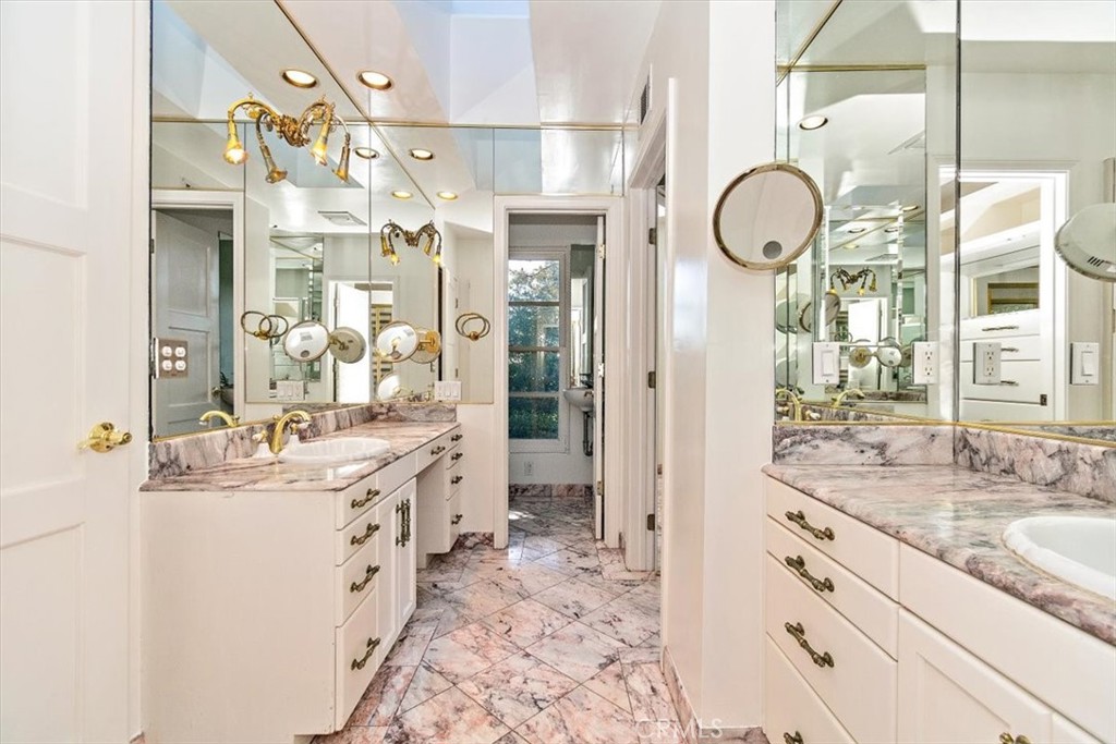 2 Quail Ridge Road South Rolling Hills, CA 90274 - Photo 28 of 67 a spacious bathroom with a sink a mirror a bathtub and shower