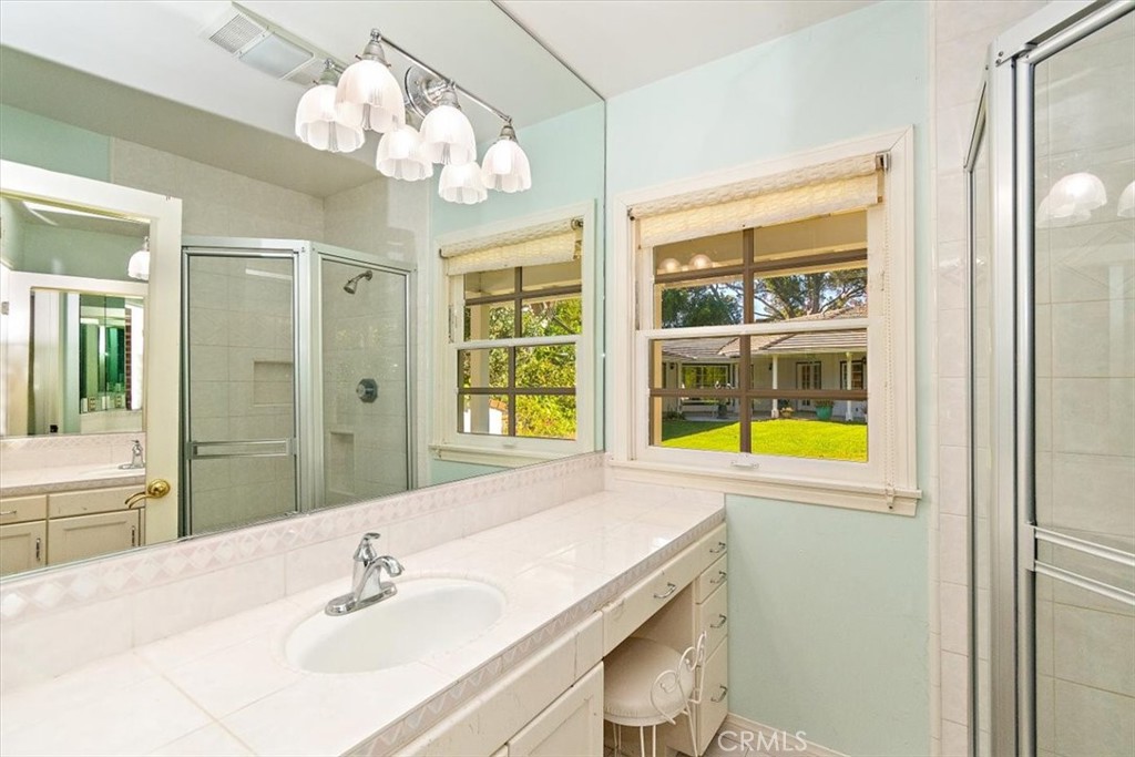 2 Quail Ridge Road South Rolling Hills, CA 90274 - Photo 47 of 67 a bathroom with a sink a tub and a mirror