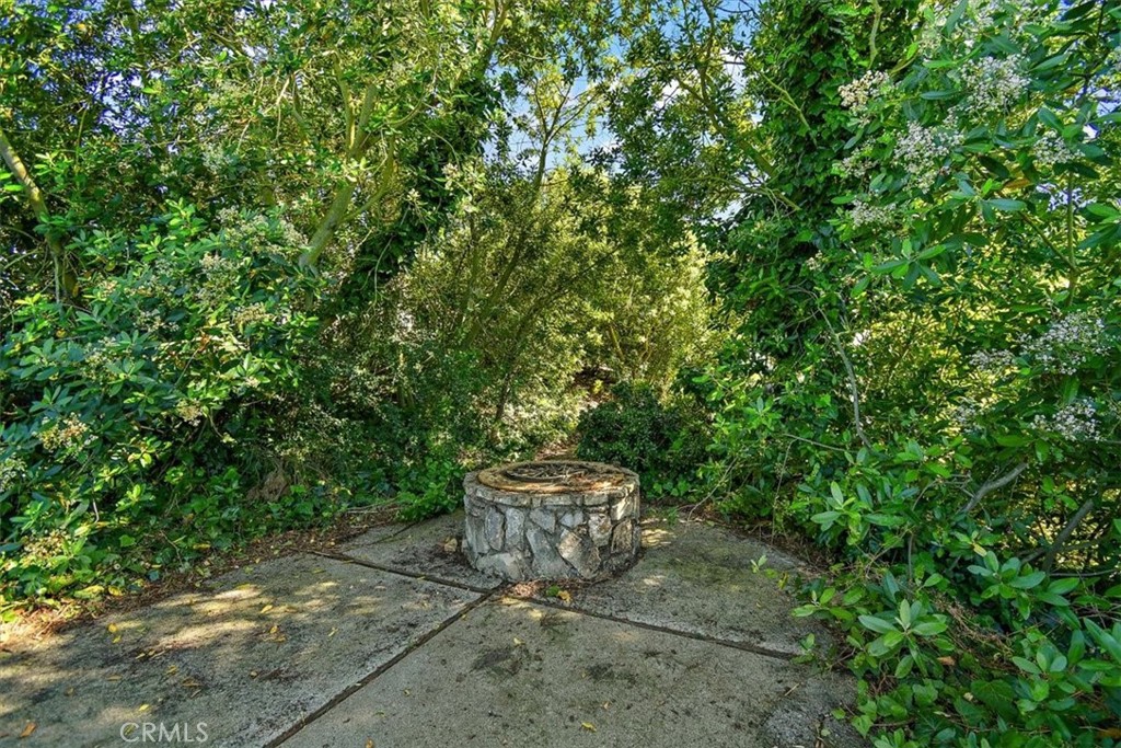 2 Quail Ridge Road South Rolling Hills, CA 90274 - Photo 53 of 67 a lawn chair sitting in middle of a yard