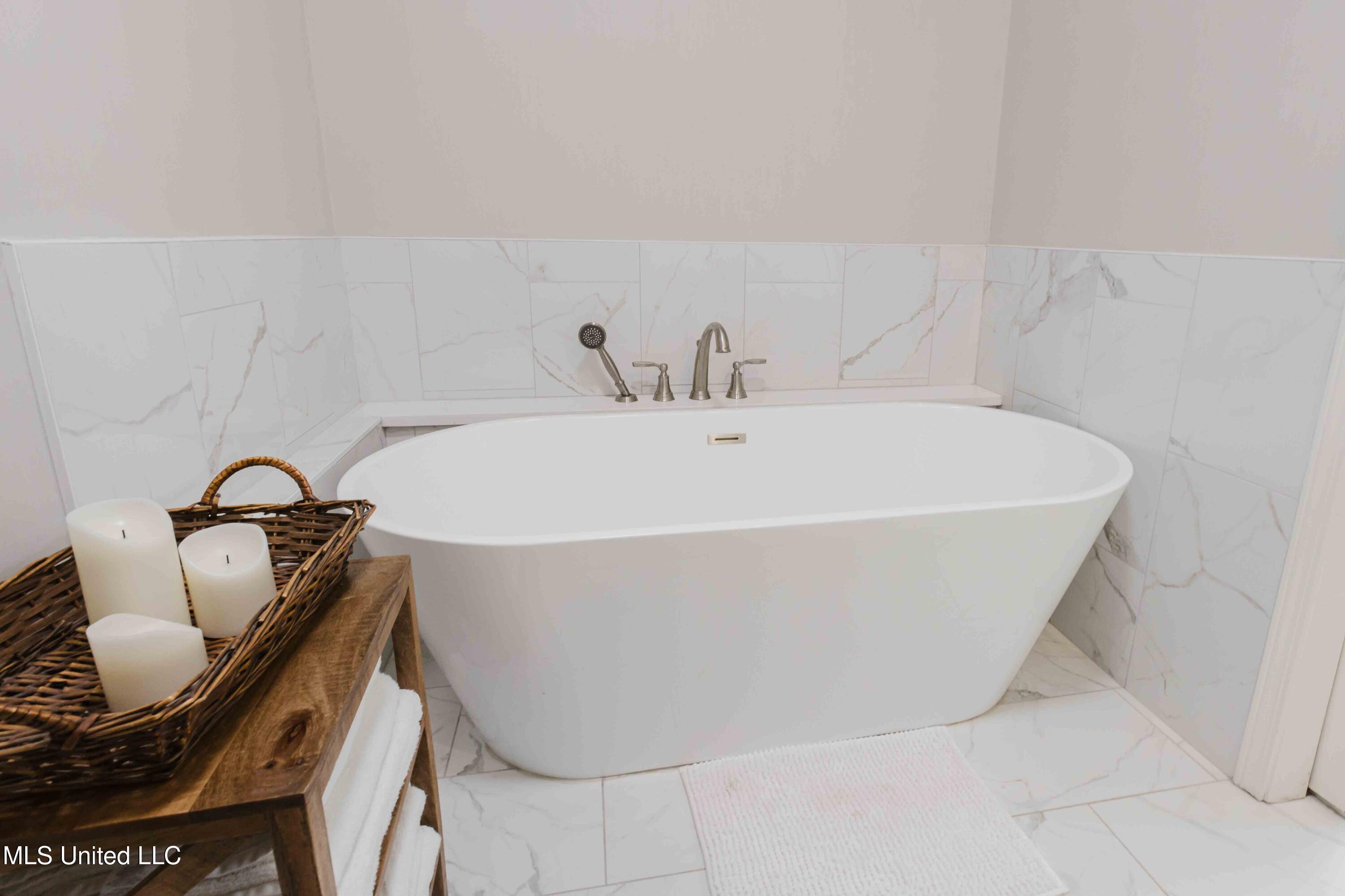 199 Mandarin Drive Brandon, MS 39047 - Photo 25 of 32 Master Bathtub