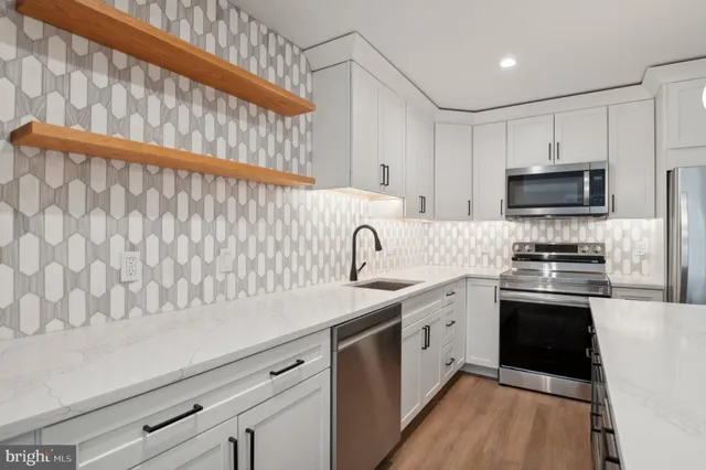 $3,695 | 35 Chestnut Road, Unit 204, Paoli, PA 19301