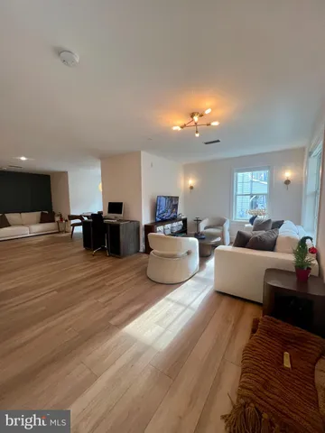 $3,695 | 35 Chestnut Road, Unit 204, Paoli, PA 19301