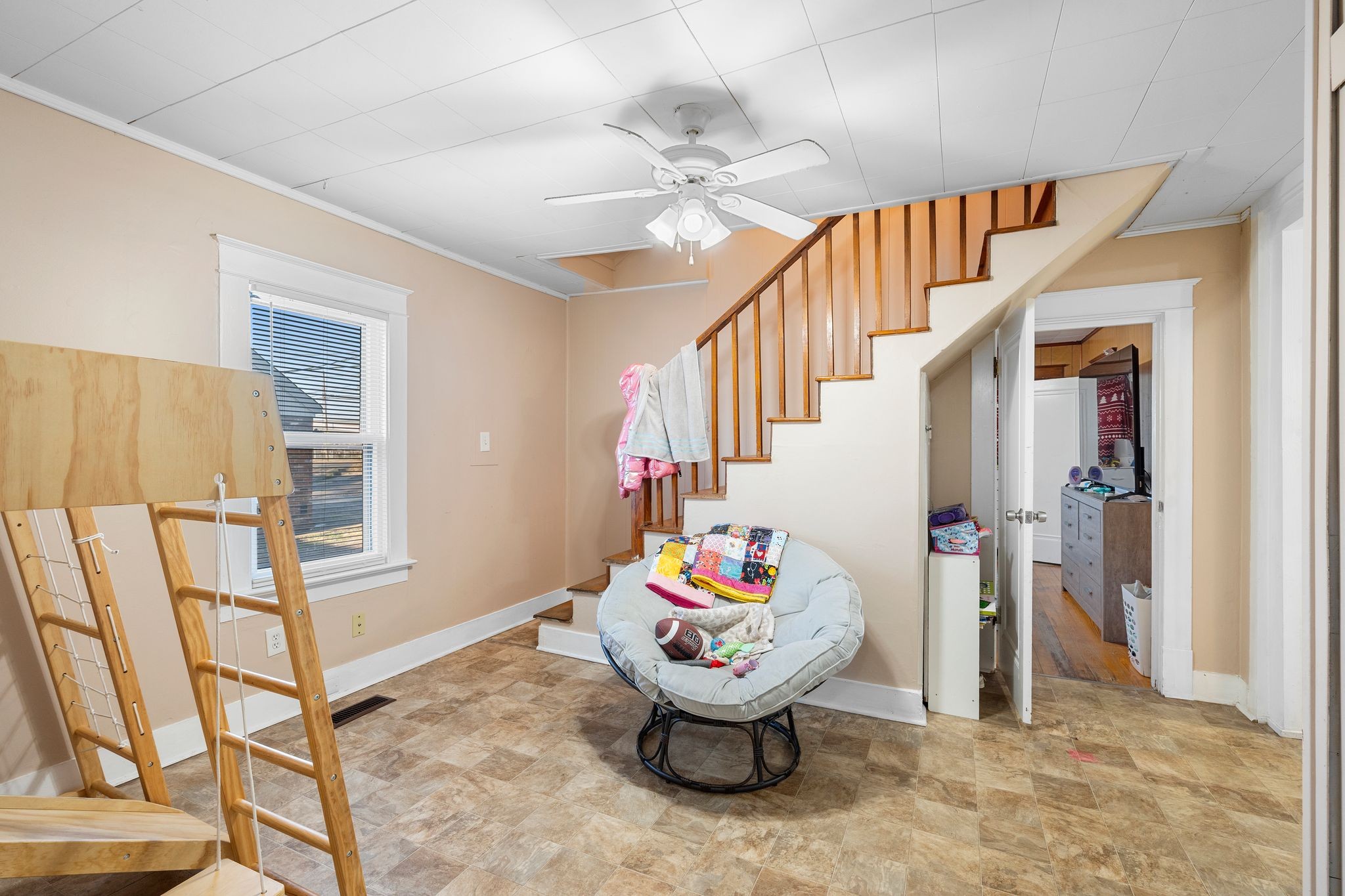 1710 County Hospital Road Nashville, TN 37218 - Photo 17 of 27 a living room with furniture and a dining table