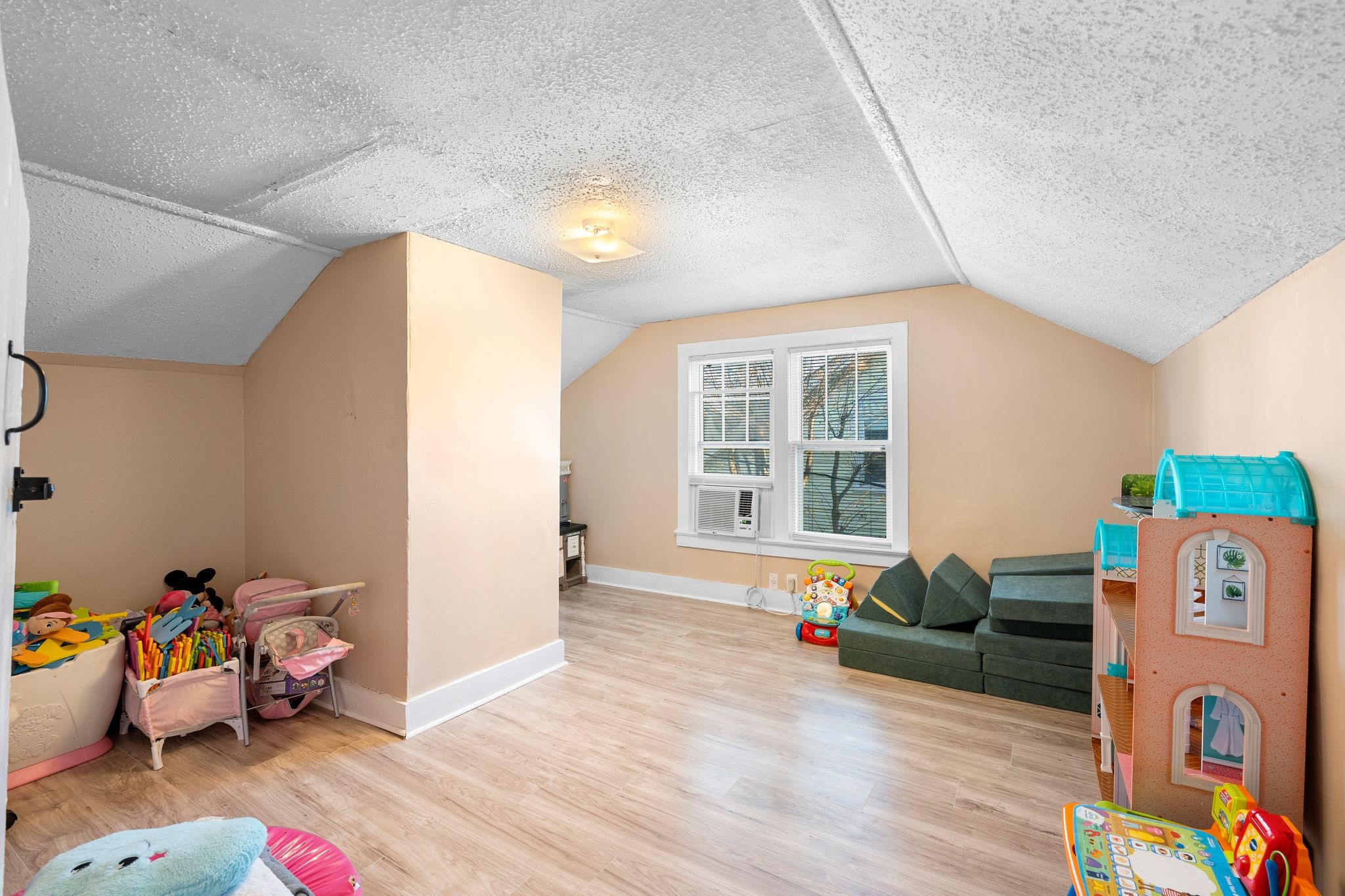 1710 County Hospital Road Nashville, TN 37218 - Photo 20 of 27 a living room with furniture and a window