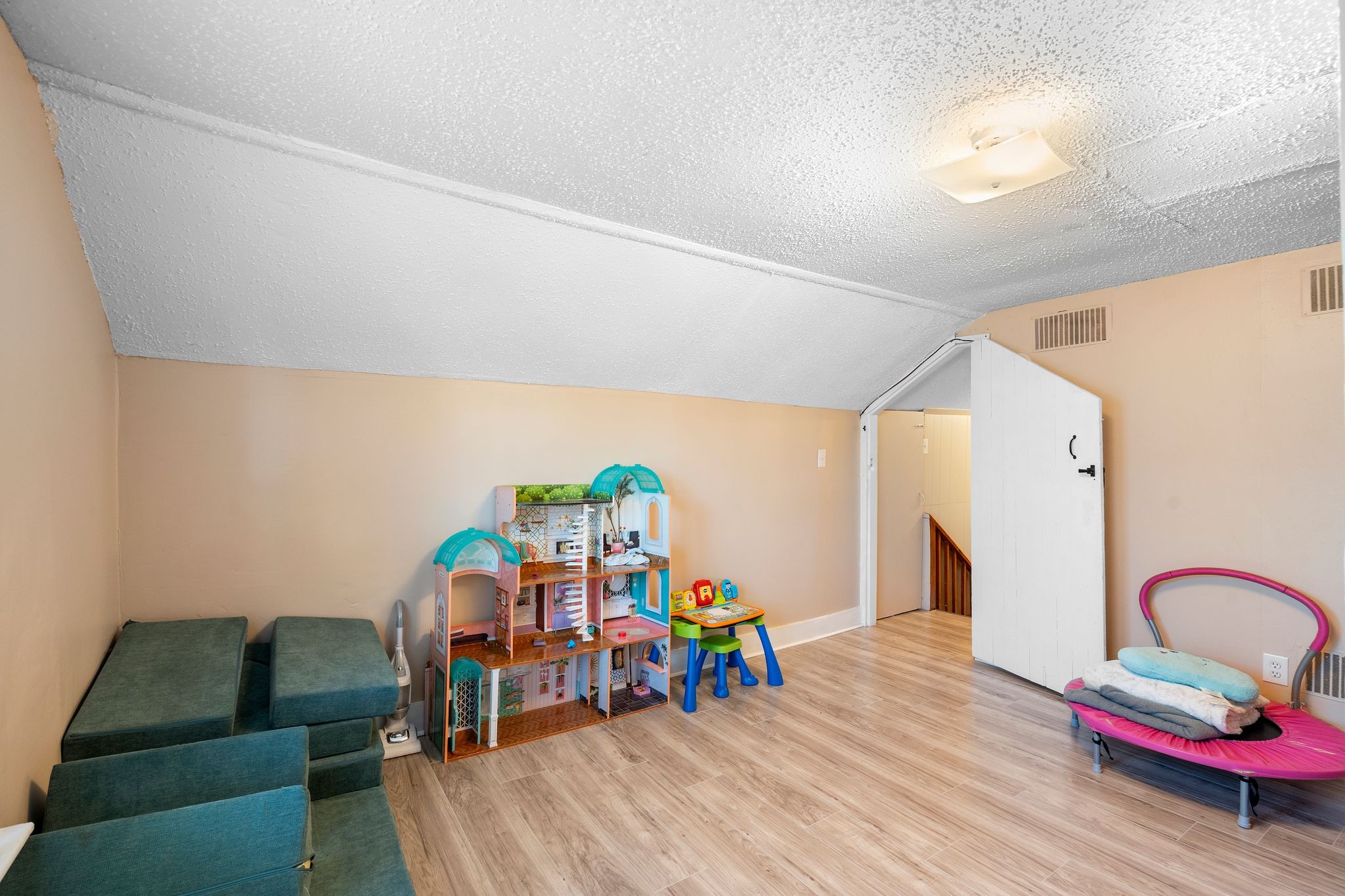 1710 County Hospital Road Nashville, TN 37218 - Photo 21 of 27 a children room with furniture and toys