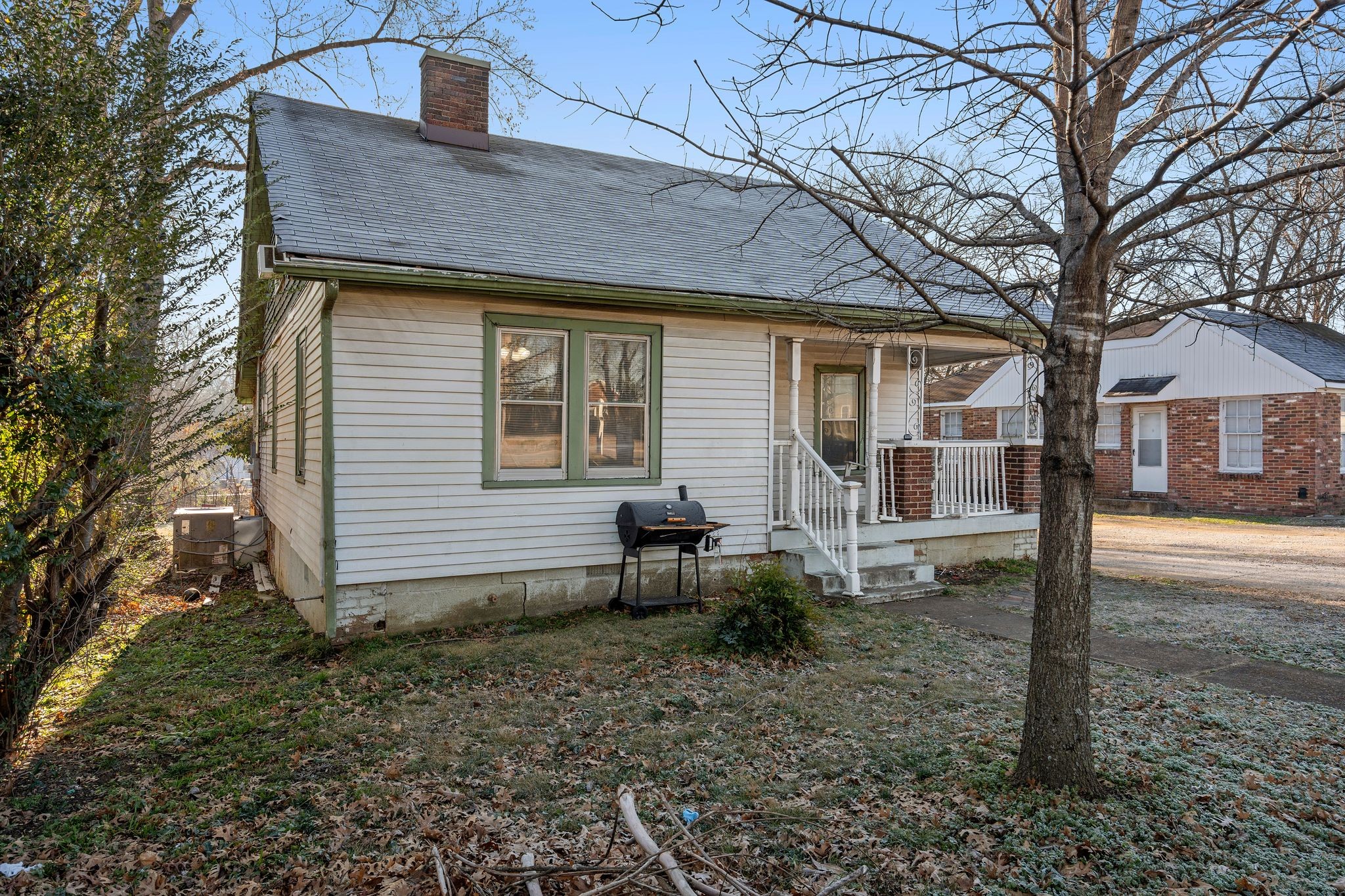 1710 County Hospital Road Nashville, TN 37218 - Photo 3 of 27 a backyard of a house with table and chairs